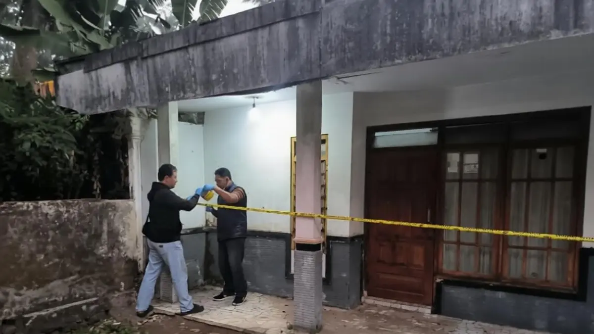 DATANGI: Pihak kepolisian Lumajang saat mendatangi lokasi kejadi penganiayaan di Desa Tegalrandu, Kecamatan Klakah, pada Selasa (14/7) kemarin.
