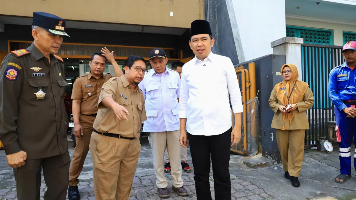 INSPEKSI: Bupati Gus Fawait, memantau progres pengerjaan Street Food Kartini, kawasan Jember kota, yang baru 25 persen dan ditargetkan rampung akhir tahun ini. (MAULANA/RADAR JEMBER)