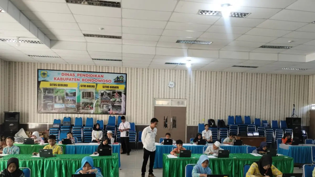 MENGIKUTI: Pulusan siswa saat melaksanakan tryout di kantor Dispendik Bondowoso (FAQIH/RJ)