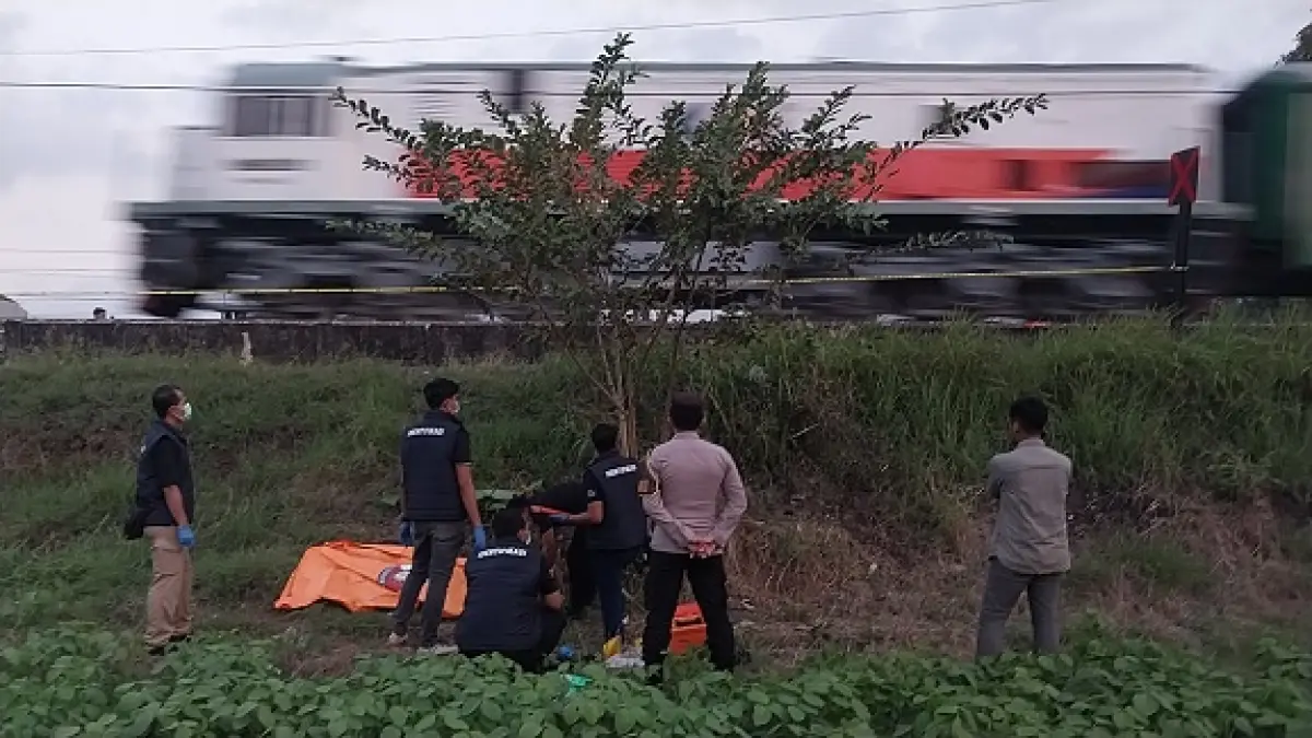 MENINJAU LOKASI: Tim Inafis Polres Jember saat olah TKP penemuan jasad di pinggir rel kereta api di Jalan Brawijaya, Kelurahan Mangli, Kecamatan Kaliwates, Selasa (14/7). (JUMAI/RADAR JEMBER)