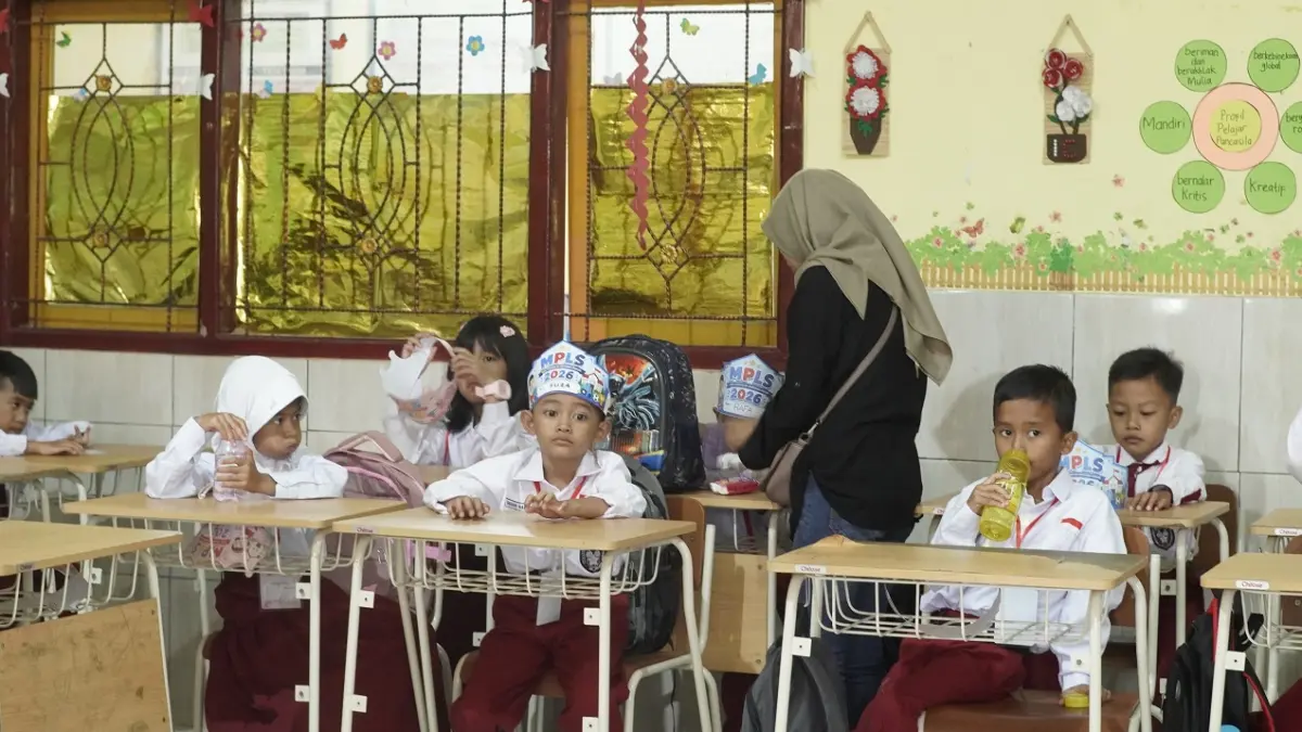 SIAP BELAJAR: Para murid baru kelas I menjalani MPLS di dalam kelas, Senin (13/7). (SIDKIN ALI/RADAR JEMBER)