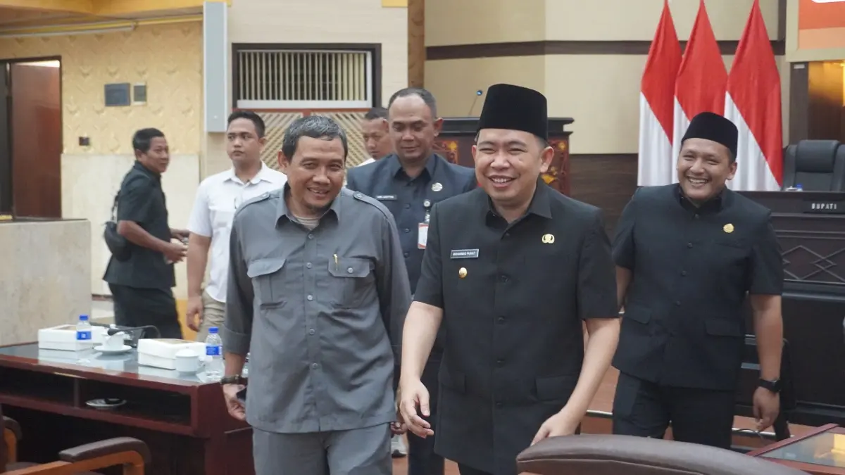 MASIH BERGULIR: Bupati Gus Fawait saat kesempatan rapat paripurna di Gedung DPRD Jember, belum lama ini (27/6). Dalam kesempatan itu, sejumlah Raperda telah disodorkan dan mulai dibahas, salah satunya Raperda perubahan atas Perda Pajak Daerah dan Retribusi Daerah. (MAULANA/RADAR JEMBER)