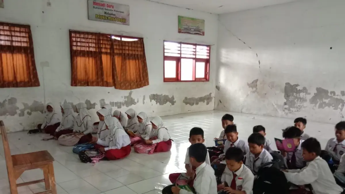BELAJAR: Penampakan sejumlah murid salah satu sekolah saat mengikuti kegiatan belajar mengajar. (IQBAL/RAME)
