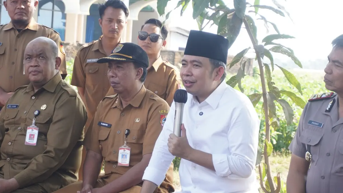 CEK KESIAPAN PROYEK: Bupati Gus Fawait saat meninjau pembangunan irigasi pertanian, di Dusun Pondok Lalang, Desa Wonojati, Jenggawah, (13/7). (MAULANA/RADAR JEMBER)