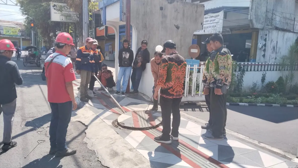 DICEK: Petugas saat mengecek langsung kawasan PB Sudirman untuk dilakukan revitalisasi.
