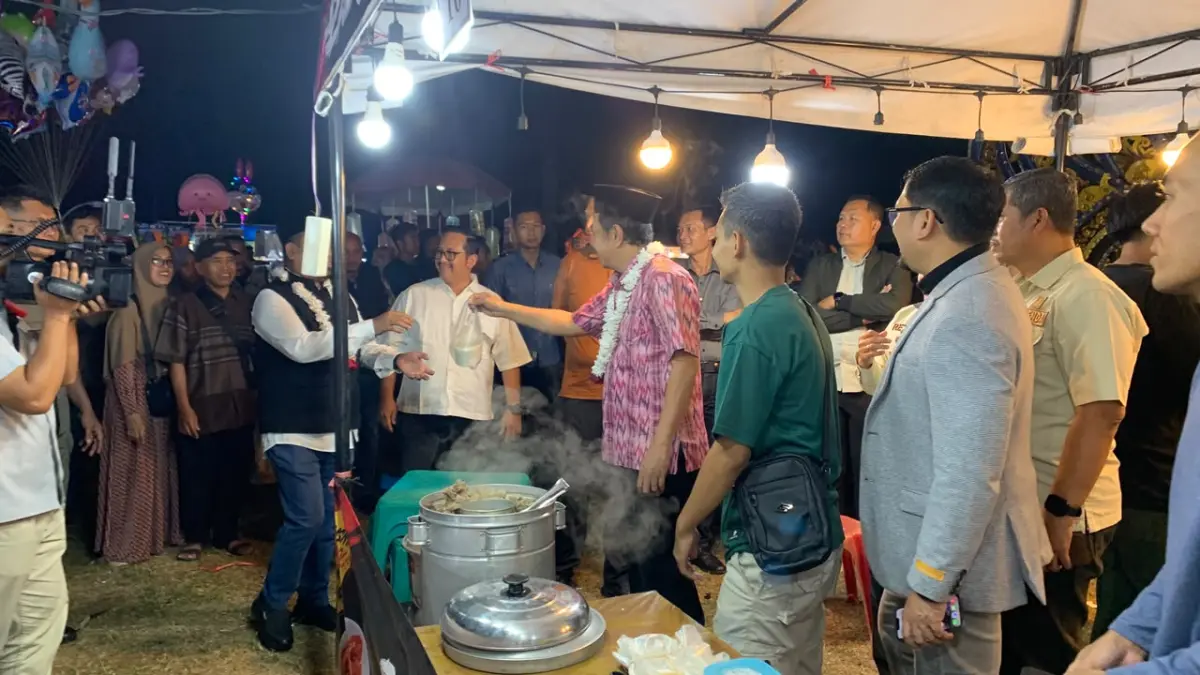 DIPANTAU: Bupati Bondowoso, Abdul Hamid Wahid bersama forkopimda melihat secara langsung sejumlah UMKM yang berjualan di Alun-alun RBA Ki Ronggo. (ILHAM/RJ)