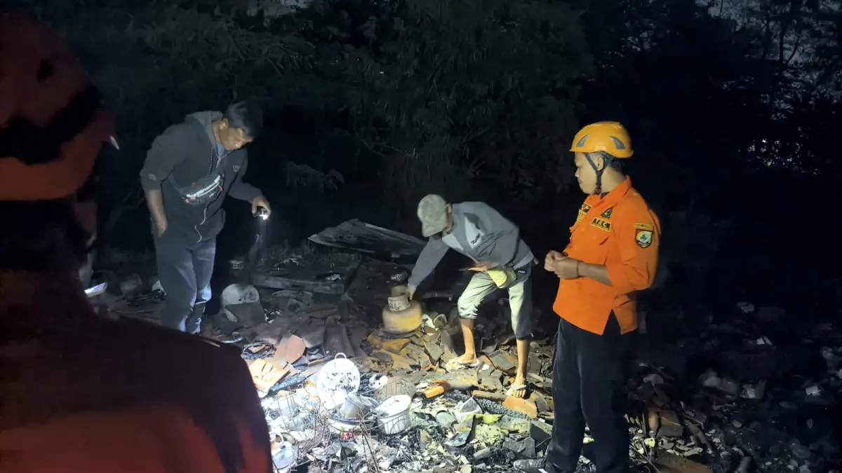 LUDES DILALAP API: Rumah bu Hanafi, warga Jalan Karimata, Gg. Bukit Duri, RT.003/Rw,007, Kelurahan/ Kecamatan Sumbersari terbakar pada Rabu (15/7) malam. (POLSEK)