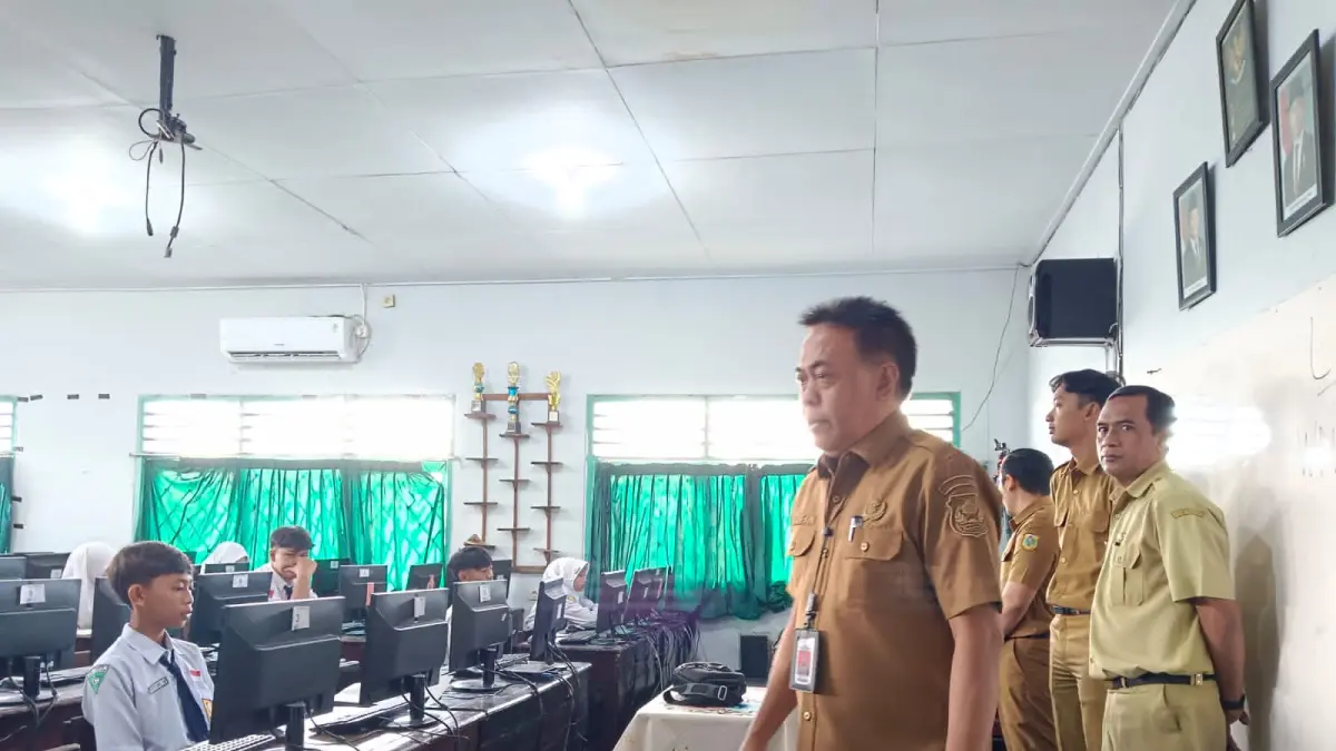 MENENGOK: Taufan Restuanto saat melihat pelaksanaan tryout OSN tingkat SMP, kemarin (14/7)