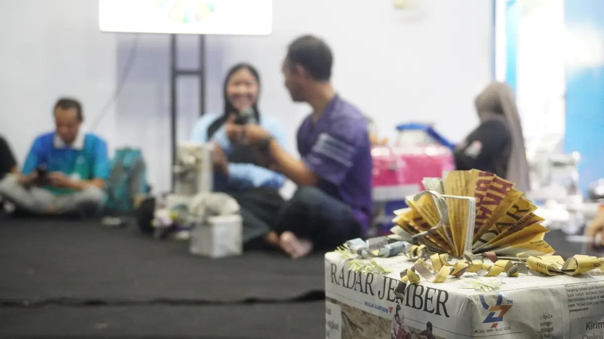 Momen tukar kado karyawan Radar Jember dalam HUT ke-27. (MAULANA/RADAR JEMBER)