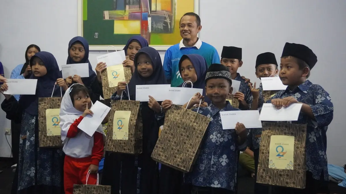 PEDULI: Dalam HUT Radar Jember juga memberikan santunan ke anak yatim. (MAULANA/RADAR JEMBER)