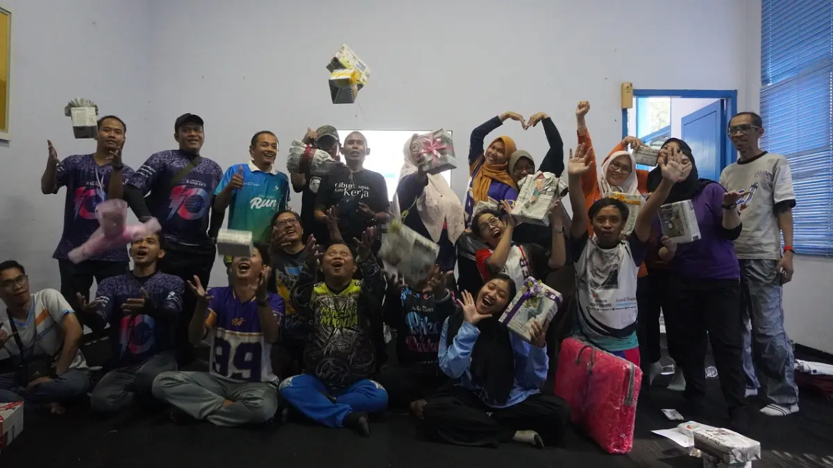 SUKA CITA: Karyawan Radar Jember berfoto bersama dengan mengenakan jersey kegiatan Radar Jember dari waktu ke waktu. Serta membawa kado masing-masing. (MAULANA/RADAR JEMBER)