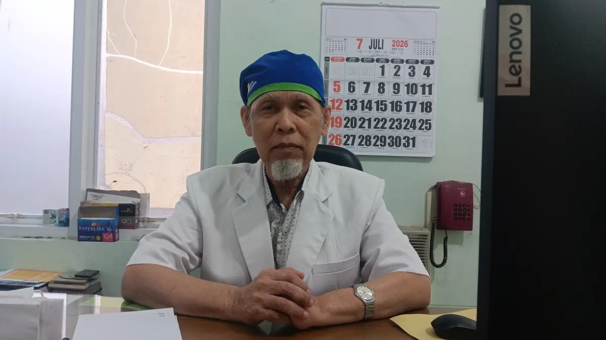 "Saya tetap konsisten berlangganan karena informasinya bisa dipertanggungjawabkan, objektif, sajiannya menarik, dan yang terpenting jauh dari informasi hoaks.” dr HUDOYO SpPD FINASIM, Dokter Spesialis Penyakit Dalam RSU Kaliwates yang menjadi pelanggan tetap Jawa Pos sejak tahun 1990. (M. ADHI SURYA/RADAR JEMBER)