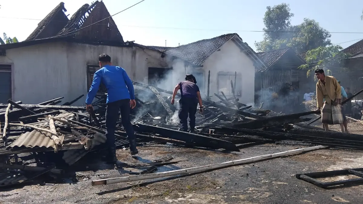 DIPADAMKAN: petugas dan warga saat memadati lokasi kebakaran di Kecamatan Wonosari, (DAMKAR)