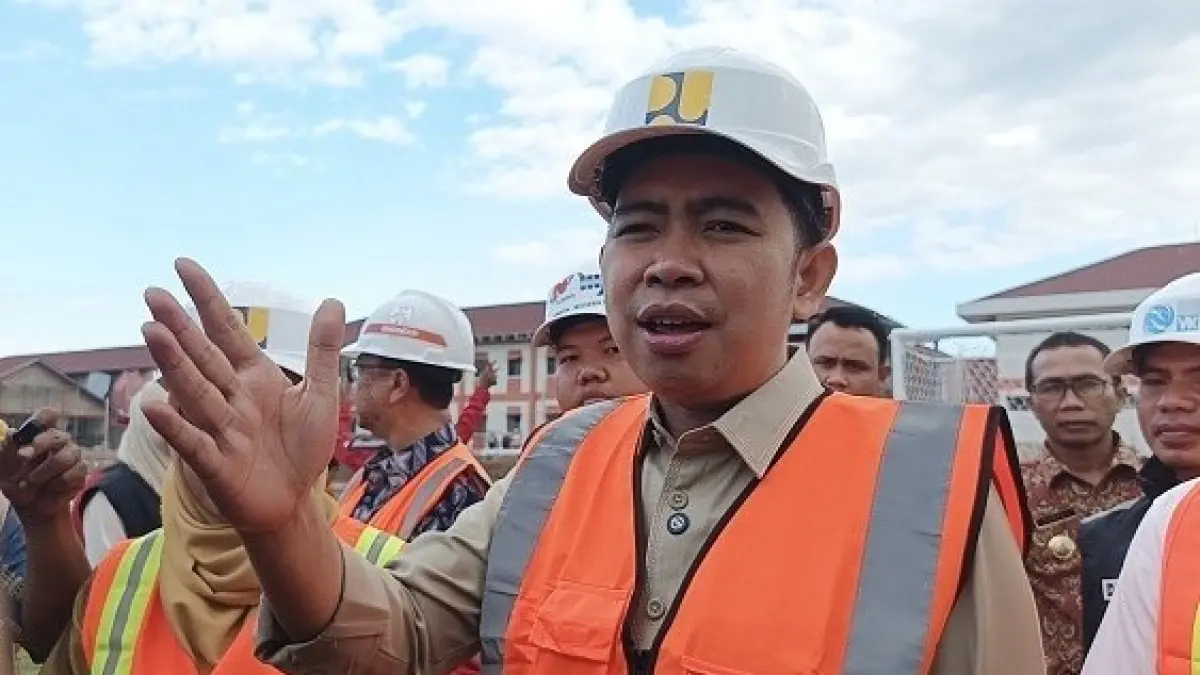 "Ini konkret. Kami ingin memutus mata rantai kemiskinan dengan cara memberikan pendidikan terbaik dengan fasilitas paling nomor satu untuk mereka yang membutuhkan."
MUHAMMAD FAWAIT, Bupati Jember. (MAULANA/RADAR JEMBER)
