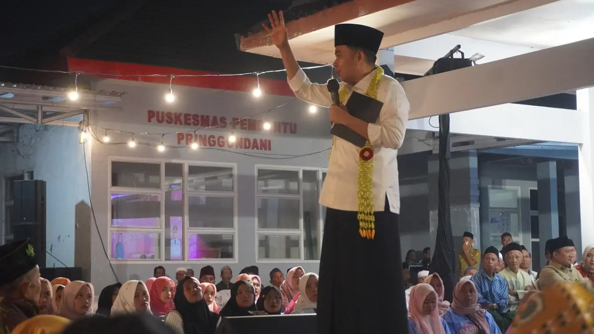 KEMBALI HADIR: Gus Fawait, beserta rombongan, saat kesempatan turun ke masyarakat dalam giat Bunga Desaku Sumberjambe, (29/6), sosialisasi program, serap aspirasi, sekaligus menyalurkan bantuan paket sembako. (MAULANA/RADAR JEMBER)
