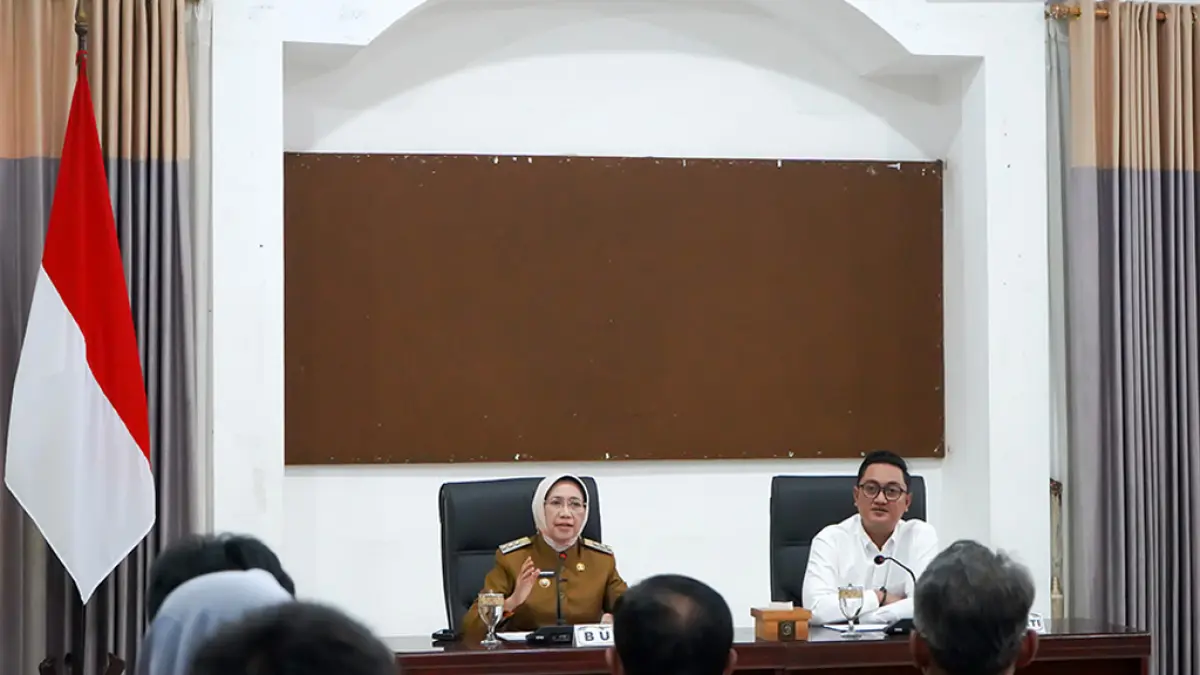 KUMPUL: Bupati Lumajang saat mengumpulkan pelaku usaha di Lumajang untuk rencana perbaikan PB Sudirman. 