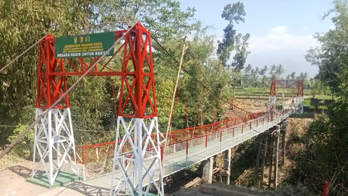 MULUS: Sejumlah anak sekolah di sekitar Desa Sukowiryo melintas di jembatan yang baru dibangun melalui program Jembatan Perintis Garuda.(PENDIM 0822 BONDOWOSO)