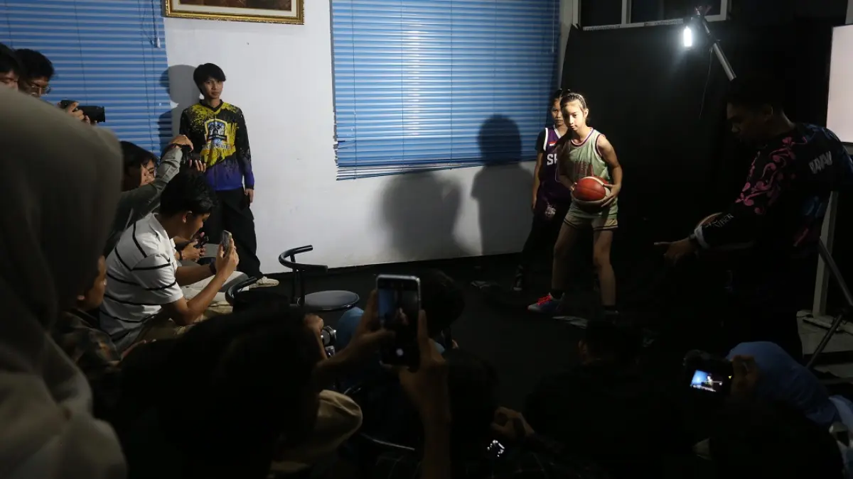 OLAH BOLA: Pebasket putri dari Spada dan Spasa Jember menjadi model dalam praktek fotografi di Ruang Bedadung, Radar Jember.  (YULIO FA/Radar Jember)