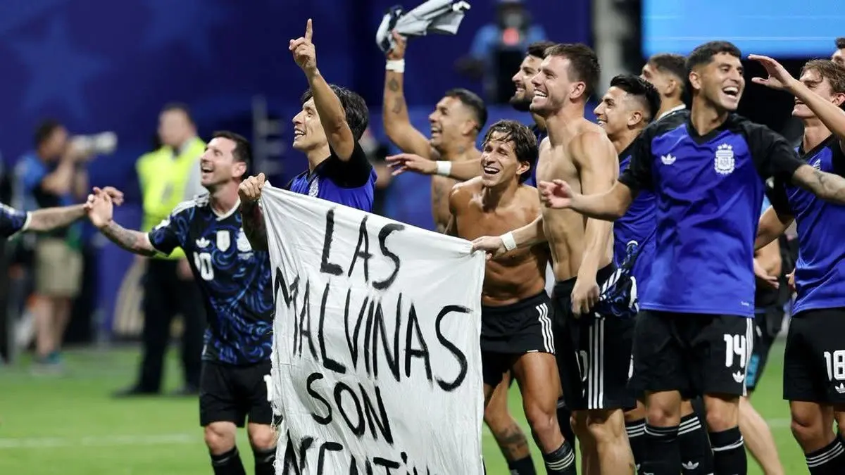 Pemain Argentina ketika membentangkan spanduk kontroversial