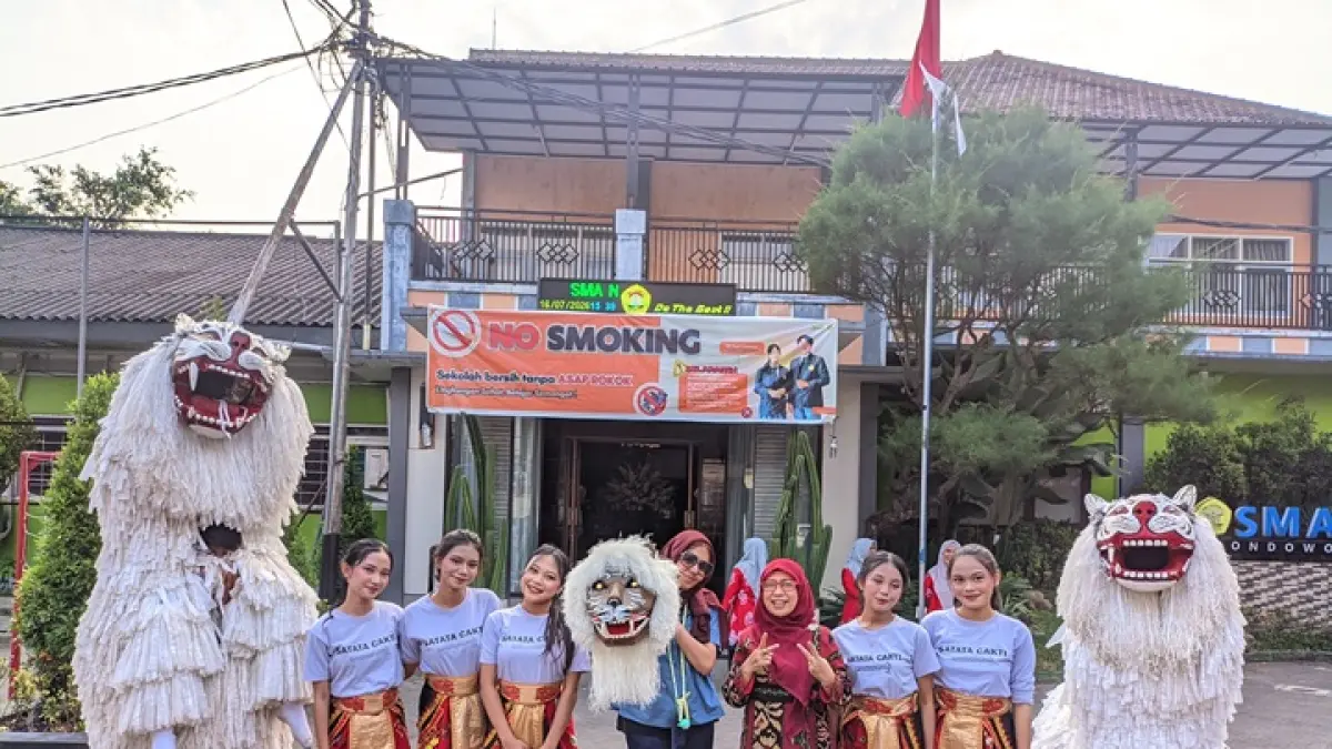 SUDAH SIAP: Siswa SMA Negeri 2 Bondowoso menyambut kehadiran tim monitoring Nasional Ijen Geopark. (DIDIK SUPRIYANTO / RADAR IJEN)