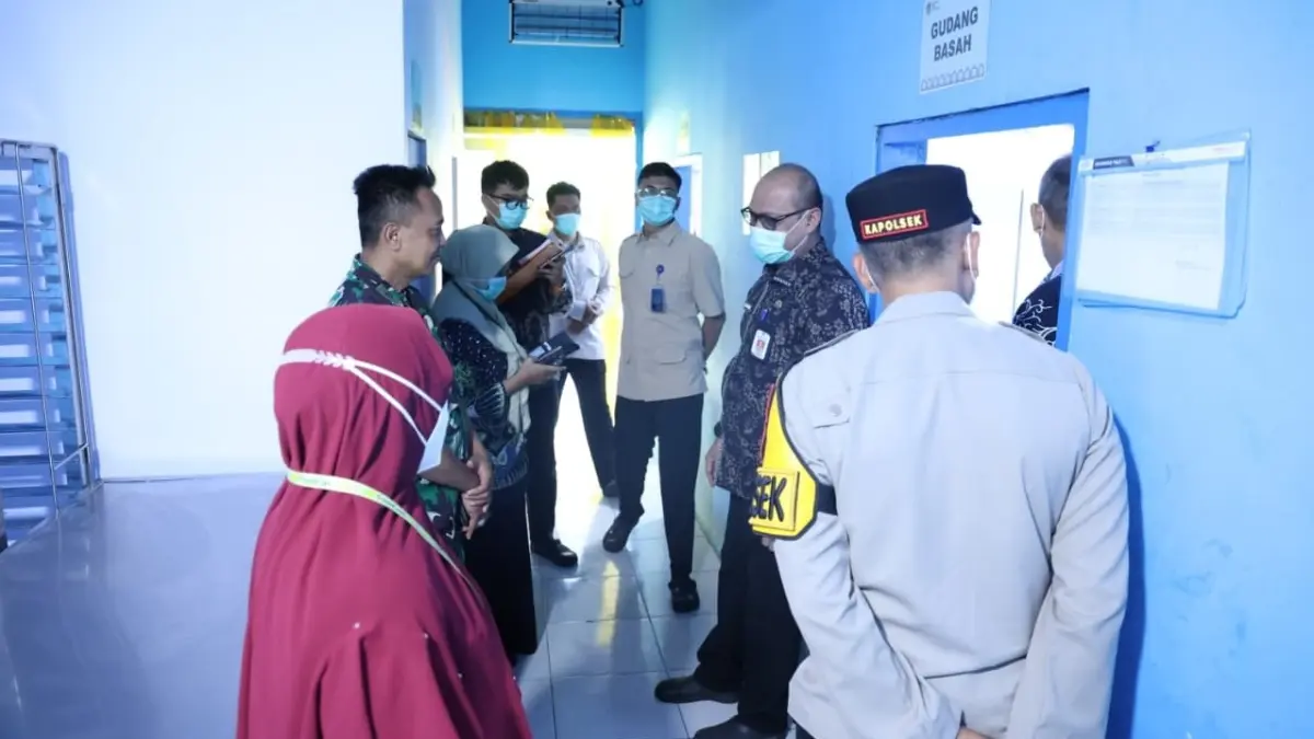 TINJAU DAPUR: Satgas MBG Jember meninjau langsung lokasi SPPG Karangsono yang diduga menjadi penyebab gangguan pencernaan sejumlah siswa di Bangsalsari. (DISKOMINFO JEMBER)
