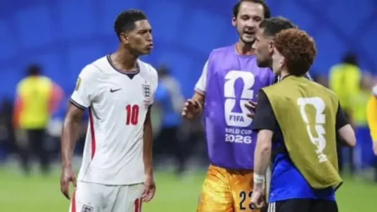 Jude Bellingham, pemain Timna Inggris, terlibat konfrontasi dengan pemain Argentina, Valentin Barco. (TyC Sports)