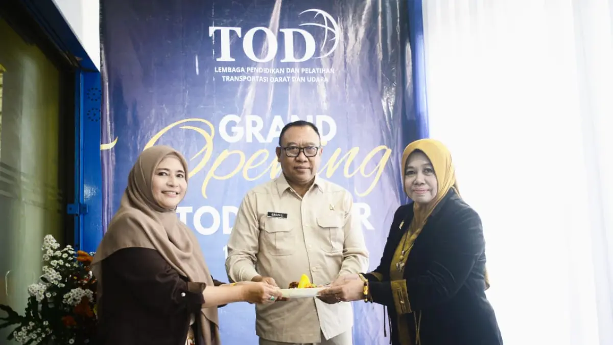 RESMI DIBUKA: (Dari kiri ke kanan) Direktur TOD Jogjakarta Anna Handayani (kiri), Kabid PAUD dan PNF Dinas Pendidikan (Dispendik) Jember M Ghozali, dan Owner TOD Jember Yuli Indahwati berfoto bersama seusai pembukaan TOD Cabang Jember, Sabtu (18/7). (SIDKIN ALI/RJ)