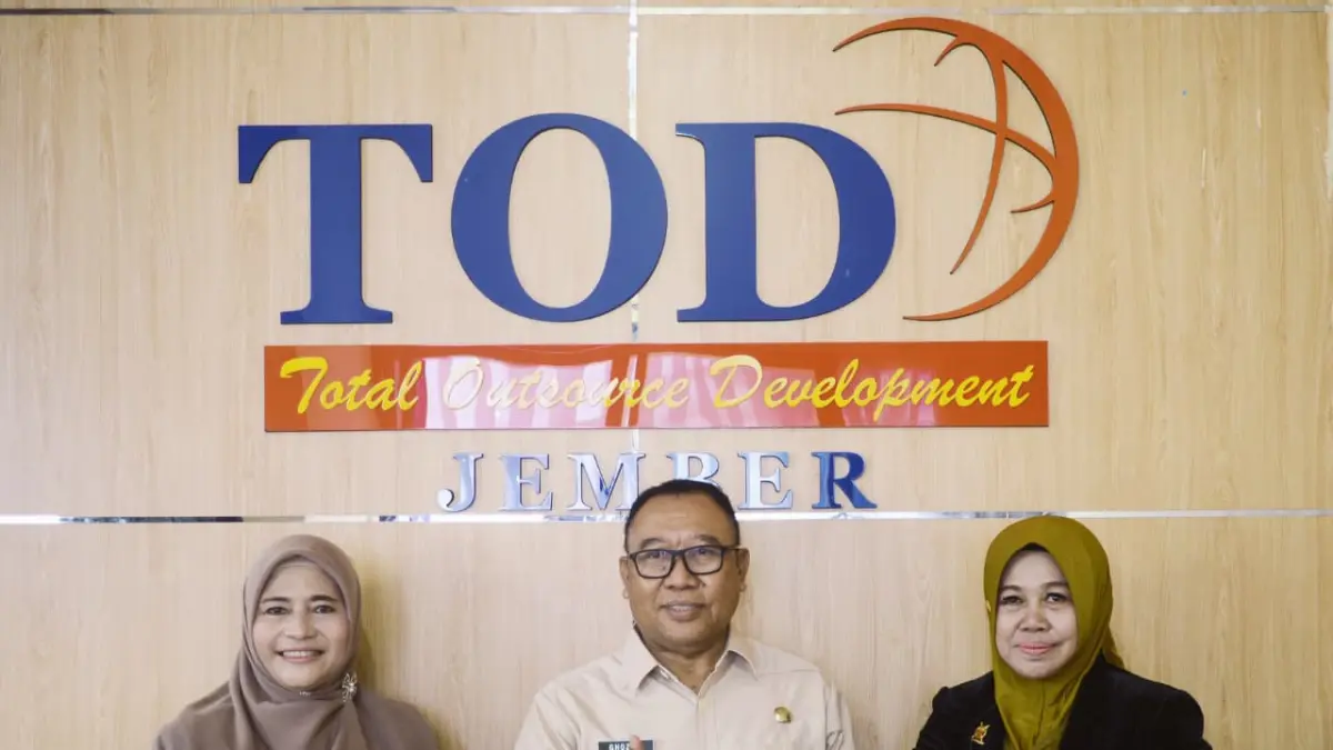 (Dari kiri ke kanan) Direktur TOD Jogjakarta Anna Handayani, S.E.,&nbsp;
&nbsp;(kiri), Kabid PAUD dan PNF Dinas Pendidikan (Dispendik) Jember Muhammad Ghozali, S.Pd., M.Pd., dan Owner TOD Jember Yuli Indahwati, S.H., M.Kn berfoto bersama seusai pembukaan TOD Cabang Jember, Sabtu (18/7).