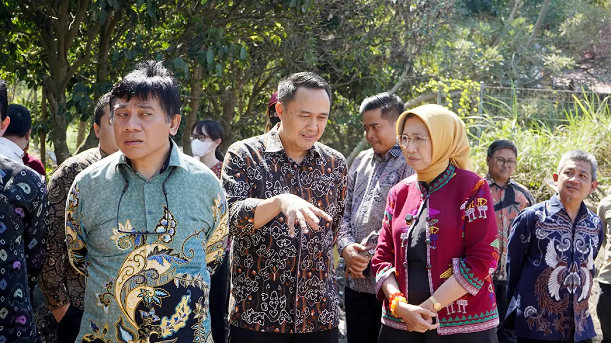 KUNJUNGI: Bupati Lumajang Indah Amperawati saat meninjau lokasi Tempat Pemrosesan Akhir (TPA).(KOMINFO FOR RAME)