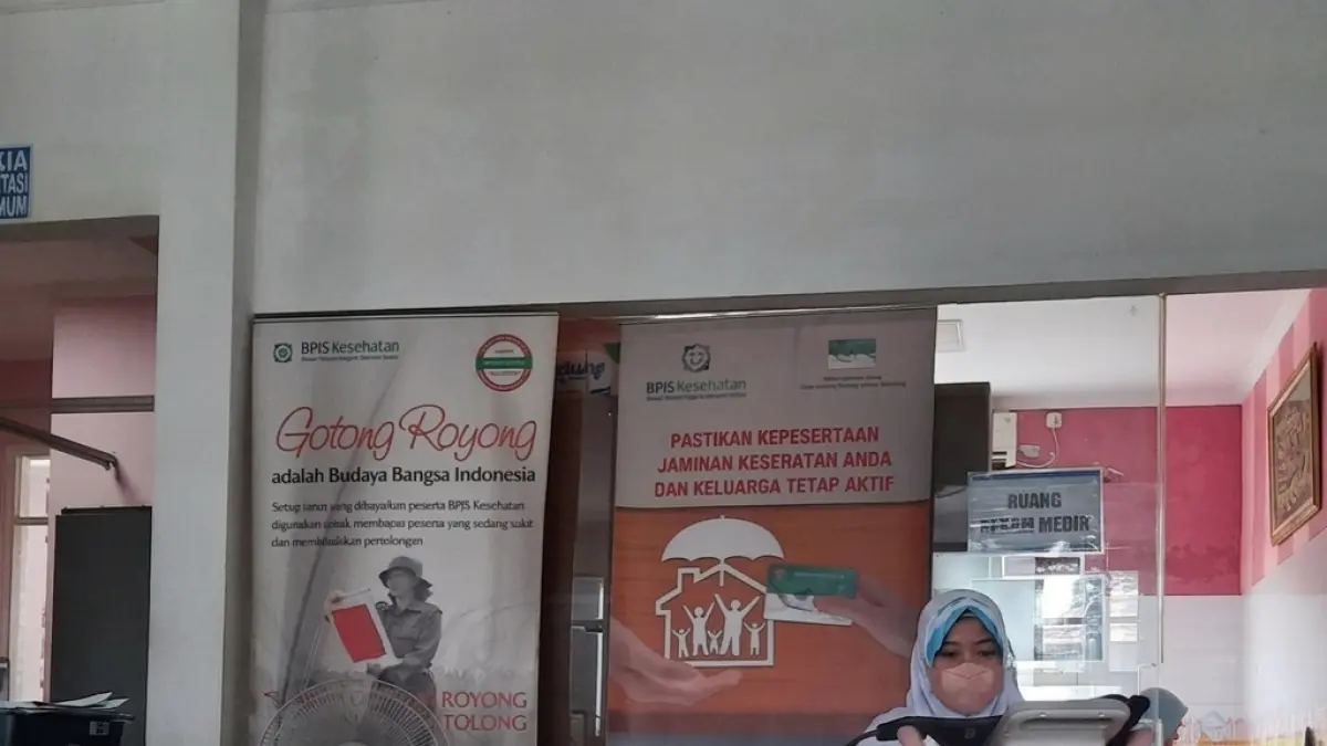 MELAYANI:Petugas kesehatan saat melayani pasien untuk berobat. (FAQIH HUMAINI/RADAR IJEN)