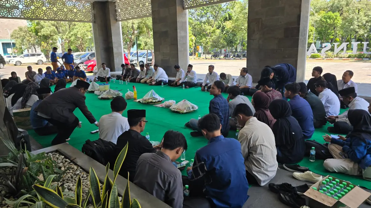 Acara Tasyakuran dan Doa Bersama untuk UINSA di depan Gedung Rektorat UIN Sunan Ampel Surabaya dalam rangka menyambut Plt Rektor UINSA yang baru. (DOK UINSA)