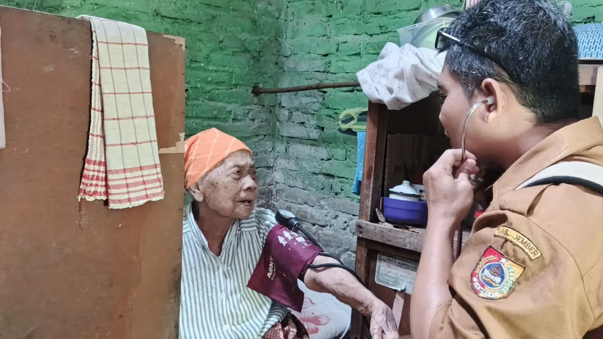 Salah satu lansia di Dusun Sentong, Desa Karanganyar, saat diperiksa oleh petugas dari Puskesmas Ambulu, Jember. Upaya jemput bola itu lantaran sasaran yang kesulitan mengakses lokasi fasilitas kesehatan terdekat karena kendala usia. (Maulana/JPRJ)