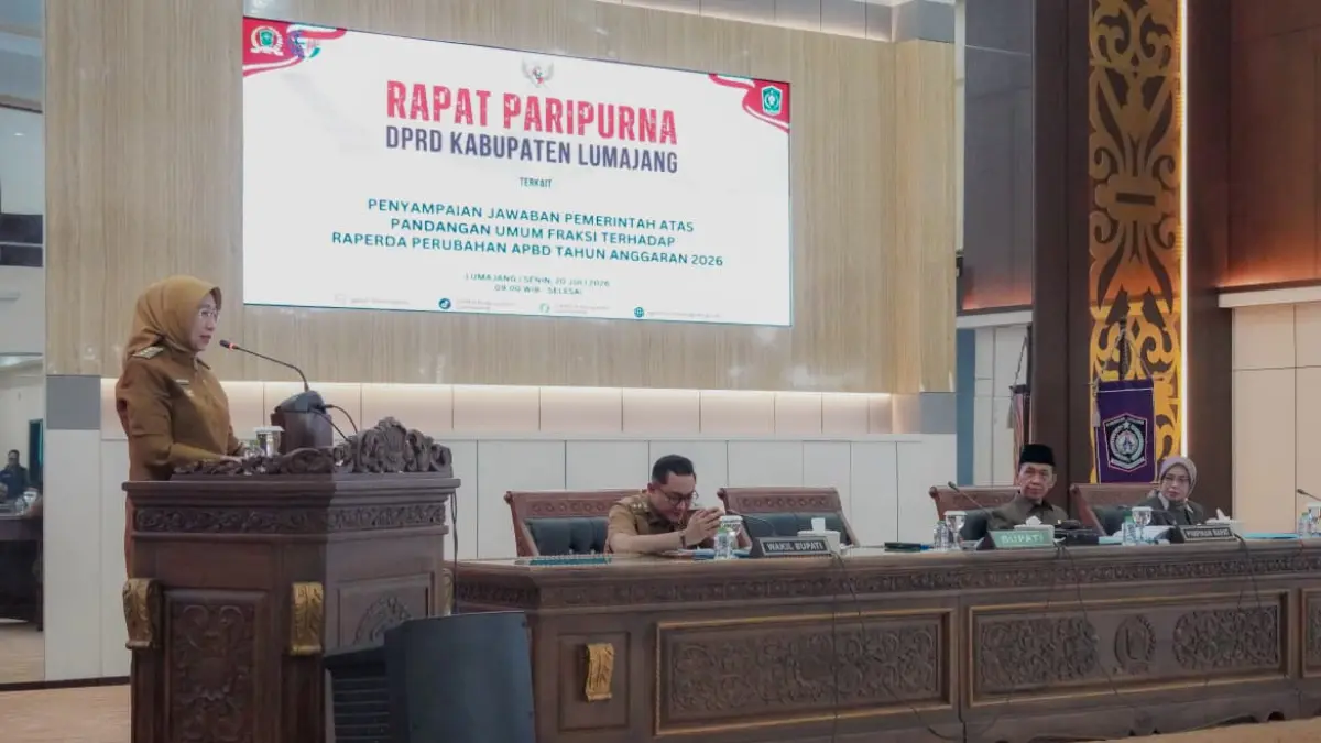 SAMPAIKAN: Bupati Lumajang Indah Amperawati saat menyampaikan jawaban pemerintah atas PU fraksi, kemarin.

