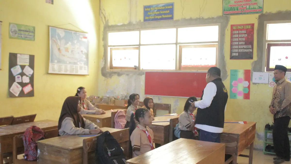 SERIUS: Guru di salah satu SD Negeri di Kecamatan Wringin memberikan penjelasan kepada muridnya di kelasnya.(ILHAM WAHYUDI/RADAR IJEN)