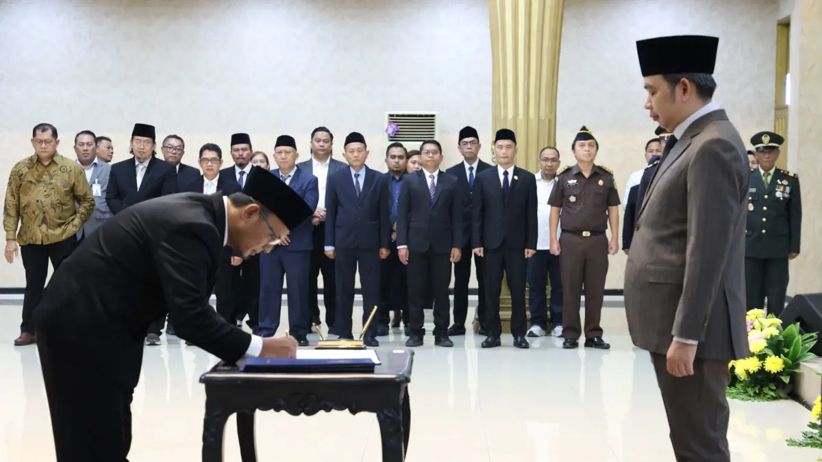 BERI AMANAH: Bupati Gus Fawait saat melantik jajaran Dewan Pengawas BUMD dan Direksi Perumdam Tirta Pandalungan, di Pendopo Wahyawibawagraha Jember, Senin (20/7). (MAULANA/RADAR JEMBER)