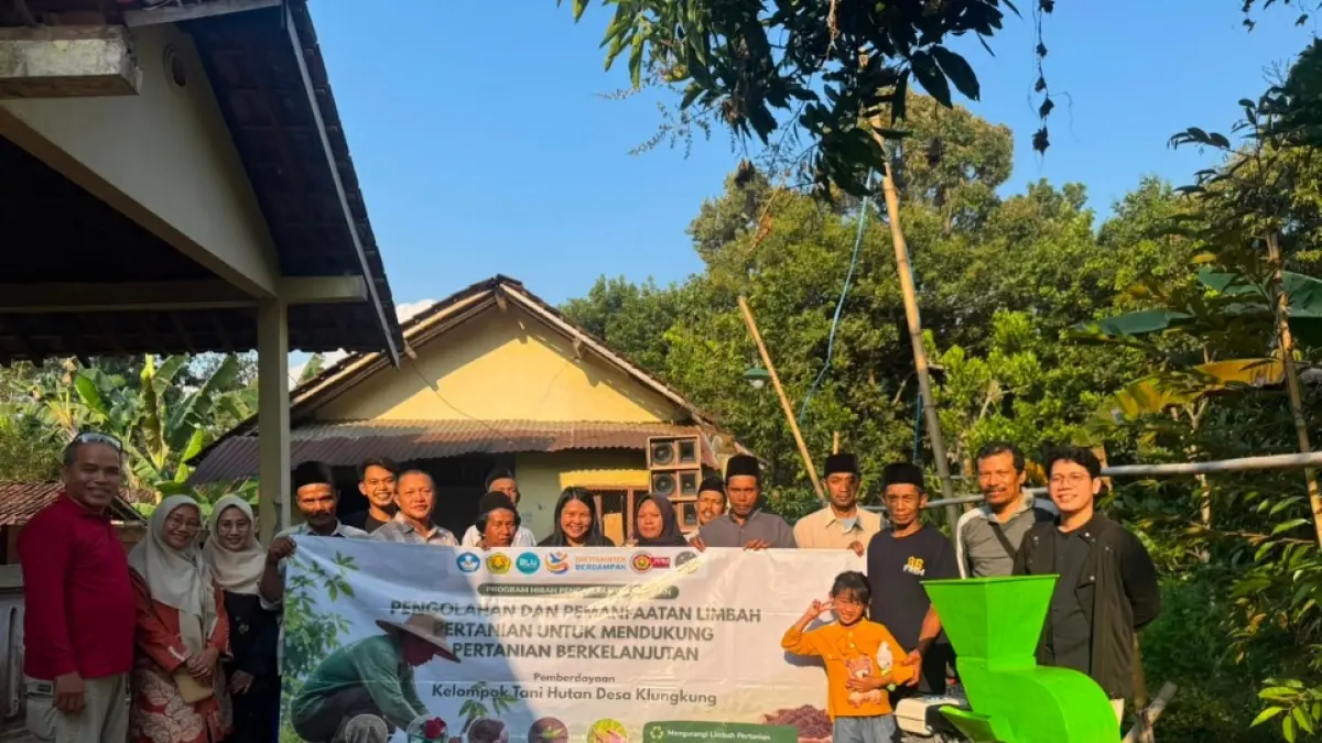 BIKIN PUPUK: Kelompok Riset Pengabdian Masyarakat (KeRis-Dimas) Life Science and Education Prodi Pendidikan IPA FKIP Unej foto bersama Kelompok Tani Hutan (KTH) Santoso Lestari, di Desa Klungkung, Kecamatan Sukorambi.(PRODI PENDIDIKAN IPA FKIP UNEJ)