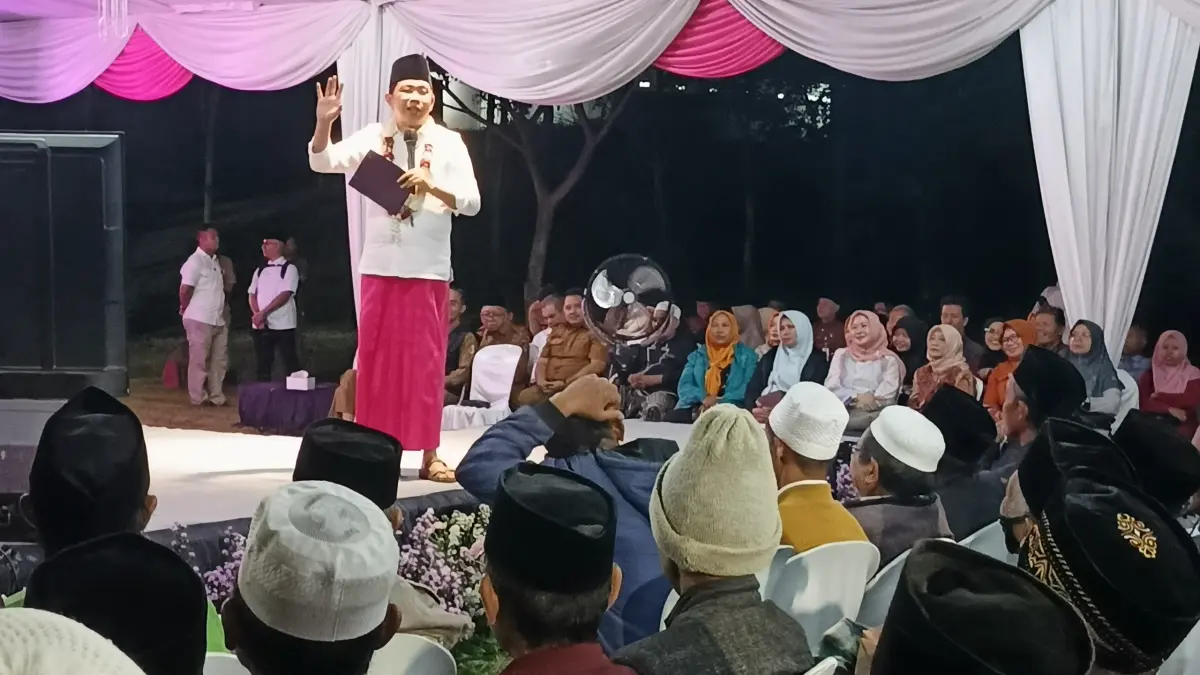 Bupati Gus Fawait saat bertemu warga dan serap aspirasi sekaligus sosialisasi, dalam rangkaian program Bunga Desaku Pakusari, di Seger Nusantara Pakusari, Senin malam (20/7). (Maulana/JPRJ)