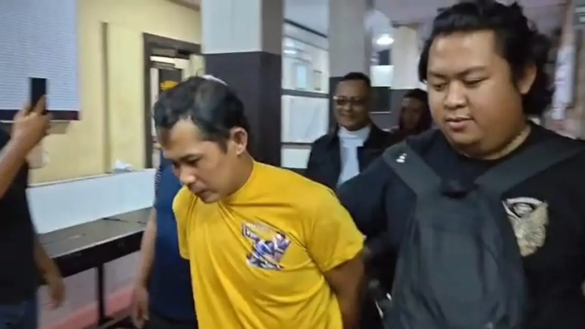 DIAMANKAN: Mad saat digiring ke mapolres Lumajang setelah berhasil ditangkap di Desa Kalisemut, kemarin. (IKBAL/RAME)