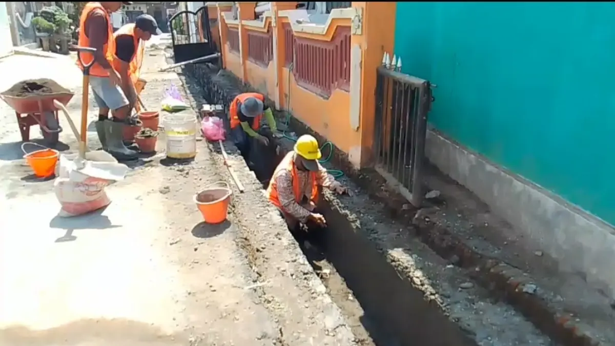 DIGARAP: proses penggarapan drainase lingkungan di Kecamatan Tamanan beberapa waktu lalu (FAQIH/RJ)