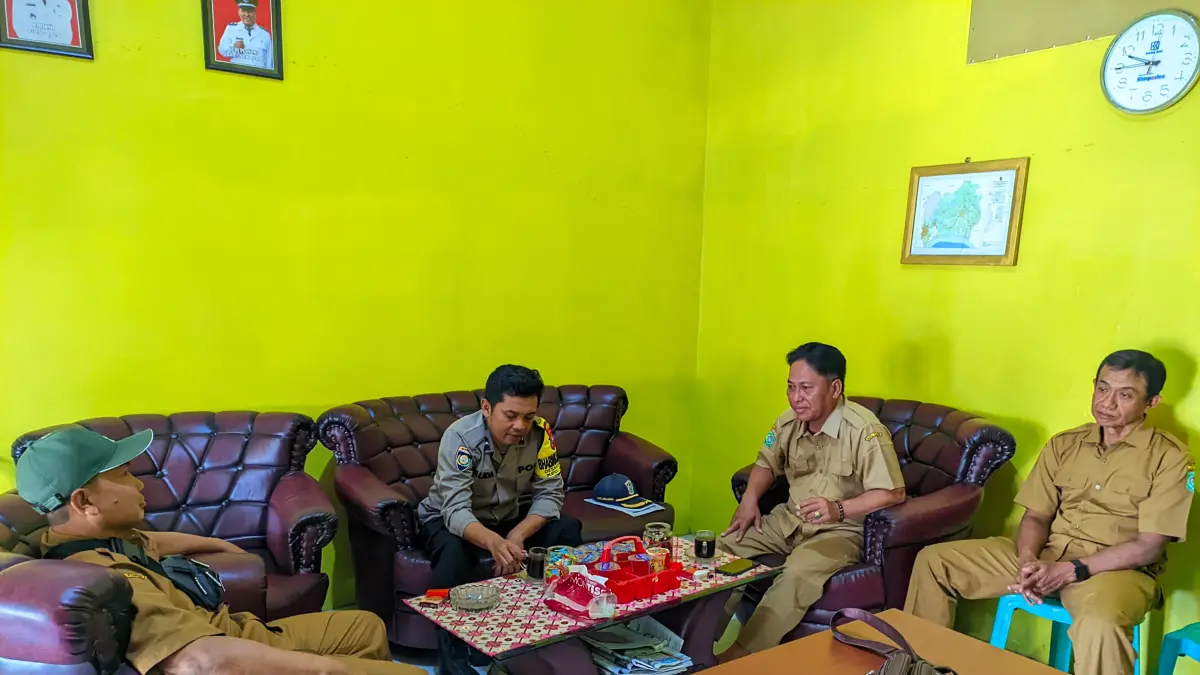 LAYANI: Sejumlah perangkat di salah satu desa di Lumajang saat melakukan rapat koordinasi rutin, kemarin.(ATIEQSON MAR IQBAL/RAME)
