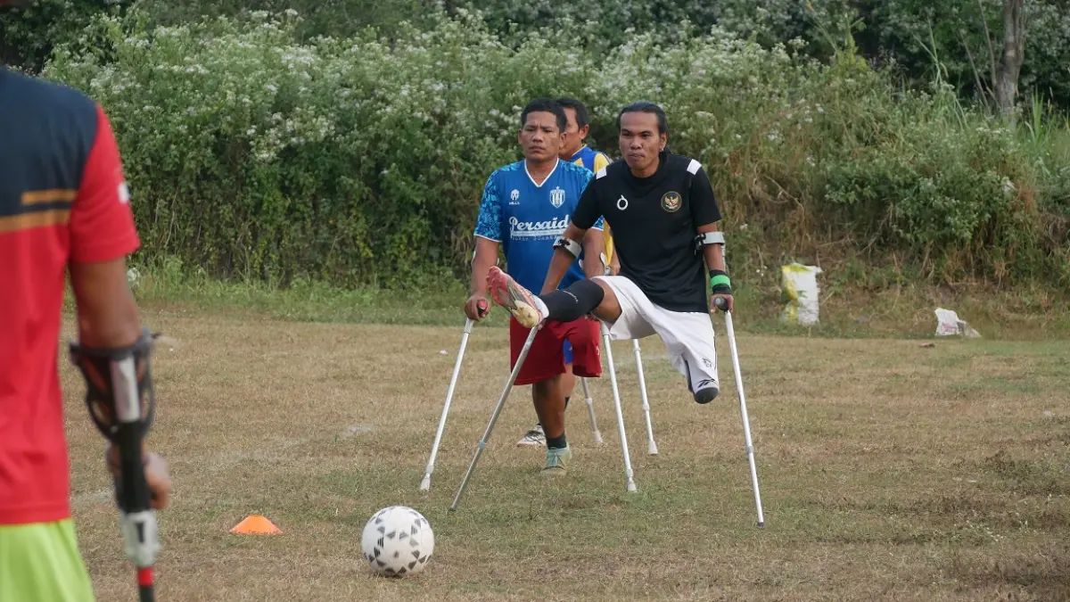MATANGKAN TIM: Sesi latihan tim Persaid Jember di lapangan luar Stadion JSG Ajung, Sabtu (11/7) lalu. Mereka akan mengikuti Piala Menpora Sepak Bola Amputasi di Bogor. (SIDKIN ALI/RADAR JEMBER)