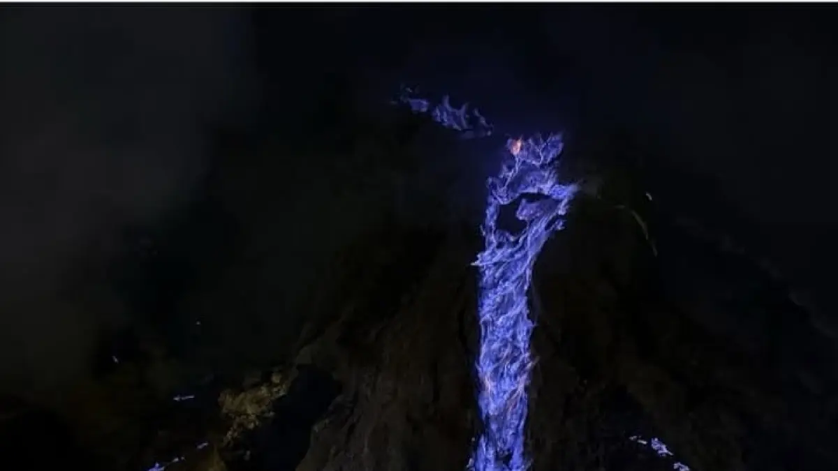 Blue Fire Kawah Ijen (SITI ROIHANI)