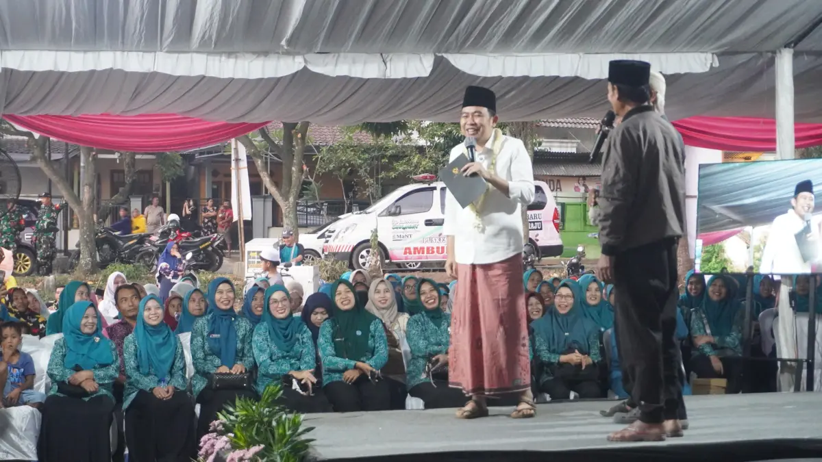 Bupati Gus Fawait saat menyapa ratusan kader Posyandu dan Ketua RT-RW, se-Kecamatan Mayang, saat rangkaian Bunga Desaku, di Lapangan Desa Sumber Kejayan, Kecamatan Mayang, Jember, Rabu petang, (22/7). (Maulana/JPRJ)