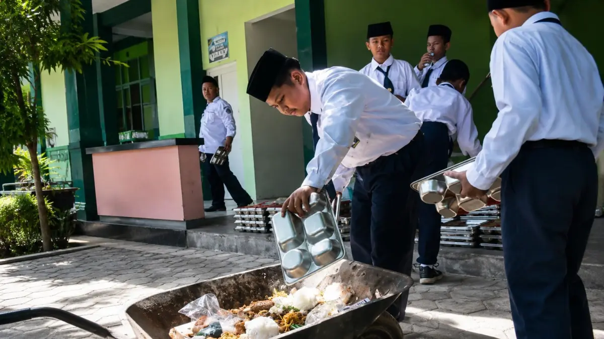 detik-detik siswa saat membuang MBG (ft:istimewa)