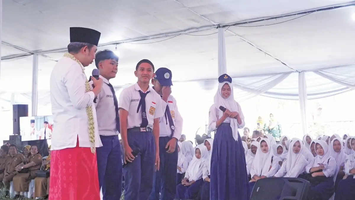 HANGAT: Moment Bupati Gus Fawait di sela-sela memimpin apel ratusan siswa SMP/MTs, dalam rangkaian program Bunga Desaku Pakusari, di SMPN 1 Pakusari, Senin (20/7). (MAULANA/RADAR JEMBER)