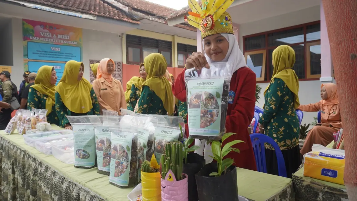 INOVATIF: Salah seorang siswa SMP tengah menunjukkan produk hasil pengolahan sampah organik, menjadi pupuk kompos. (MAULANA/RADAR JEMBER)