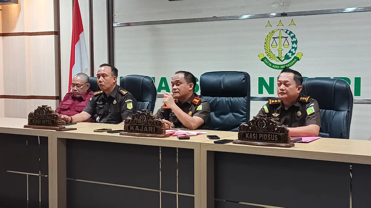 Kejari Jember tetapkan 3 tersangka dugaan korupsi pengelolaan keuangan bank plat merah  kantor cabang pembantu (KCP) Kalisat. (M. ADHI SURYA/RADAR JEMBER)
