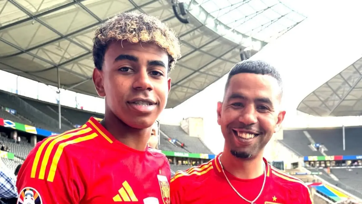 Lamine Yamal dan ayahnya yang hanya terpaut usia 15 tahun, Mounir Nasraoui. (hustle_hard_304)