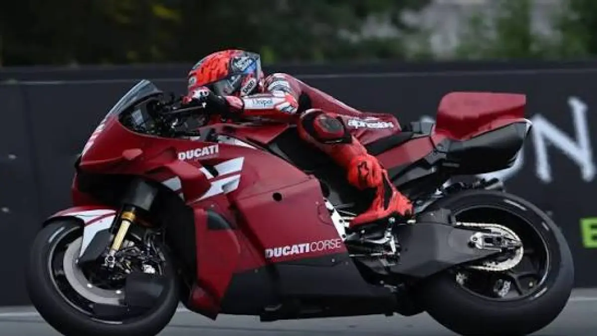 Marc Marquez di atas Ducati Desmosedici bermesin 850cc.