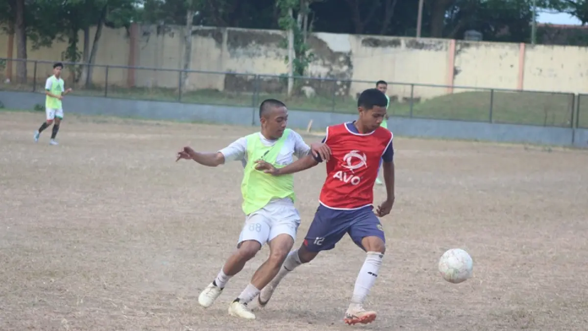 NGOTOT: Sejumlah pemain yang mengikuti seleksi masuk tim U-17 Persebo 1964, kemarin (21/7). Mereka tidak hanya berasal dari Bondowoso saja.(ILHAM WAHYUDI/RADAR IJEN)
